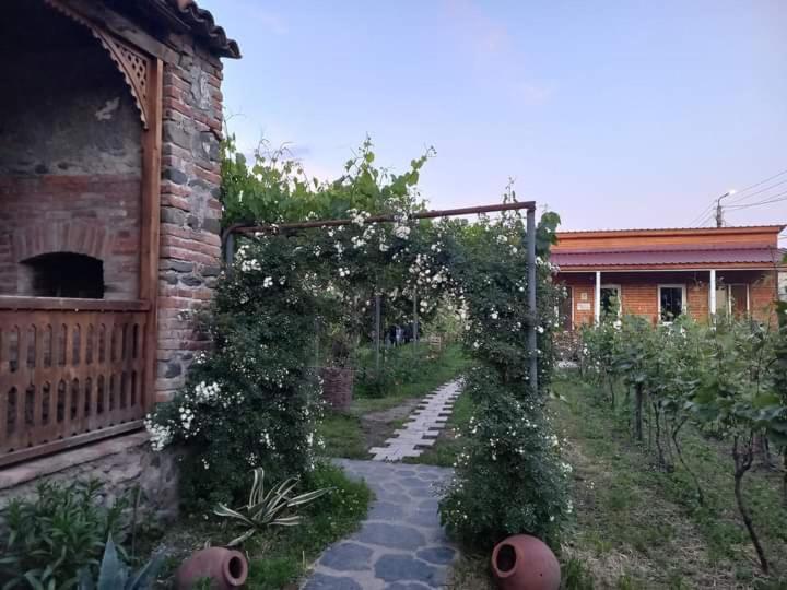 Cottage And Gigo Papa'S Wine Cellar Кварели Экстерьер фото